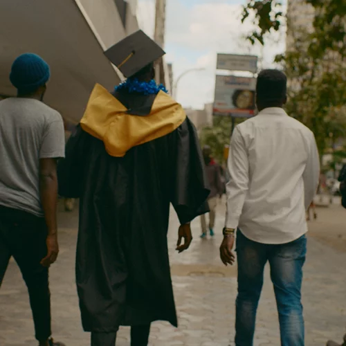 Eloise King, πώς δουλεύει η "Βιομηχανία Πτυχίων" δισεκατομμυρίων δολαρίων;