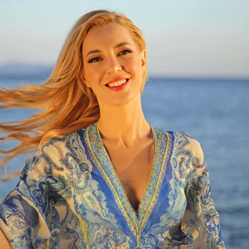 "Σε Λατρεύω": Η Τίνα Αλεξοπούλου έρχεται με καλοκαιρινή διάθεση και νέο τραγούδι