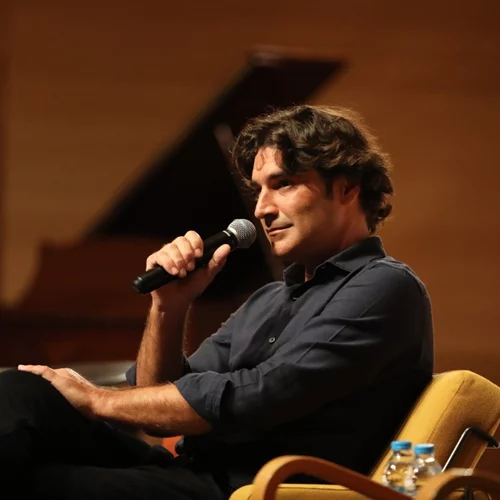 Όλα όσα μάθαμε για το "Maestro" του Χριστόφορου Παπακαλιάτη