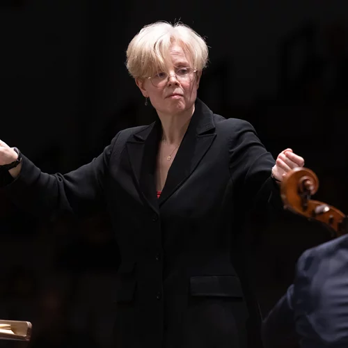 Η Catherine Larsen Maguire διευθύνει την Underground Youth Orchestra