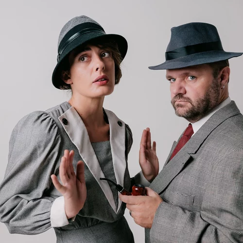 "Τα 39 σκαλοπάτια": Ο Μάκης Παπαδημητρίου προτείνει μια κωμική εκδοχή της νουάρ περιπέτειας