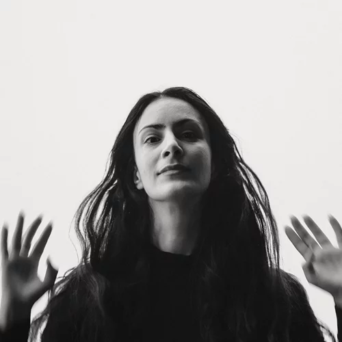 Η Ιόλη Ανδρεάδη ανασυνθέτει με ανατρεπτική ματιά το "Όσα παίρνει ο άνεμος"