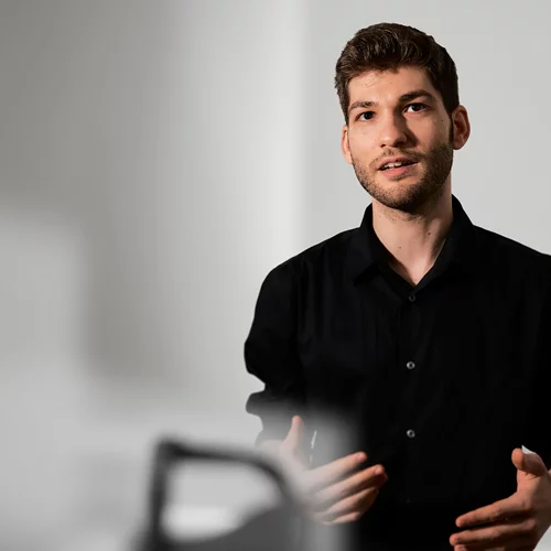 Ο Ορέστης Παπαϊωάννου "ξαναγράφει" το soundtrack της όπερας "The Fall of the House of Commons"