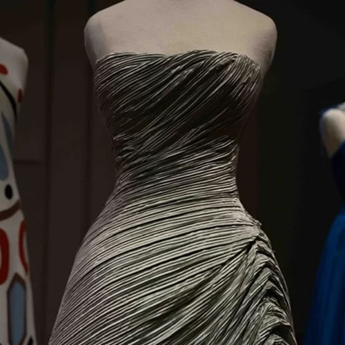 Με την πλουραλιστική έκθεση "Δίασμα" το Ίδρυμα Βασίλη Παπαντωνίου γιορτάζει τα 50 χρόνια του και προαναγγέλλει ένα μουσείο μόδας