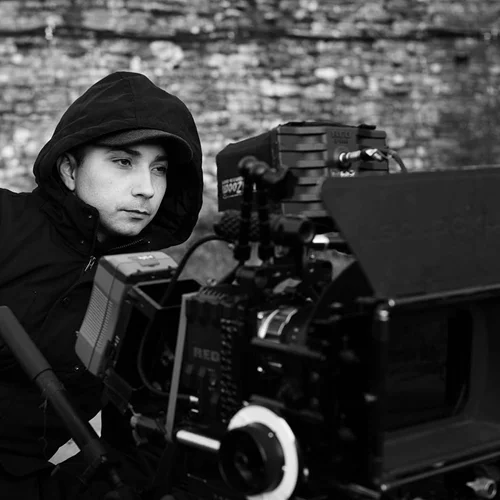 Long read: Η αμφιλεγόμενη σχέση τέχνης και πολιτικής στην Αλβανία μέσα από ένα νέο βιβλίο και μια συζήτηση με τον Armando Lulaj