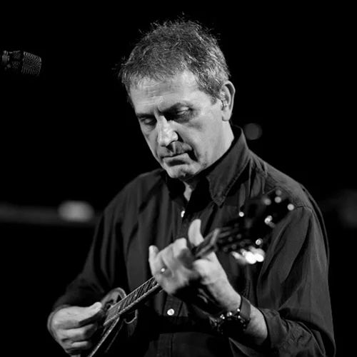 Ο Γιώργος Νταλάρας μαζεύει ξανά την πιο "Ωραία Παρέα" στη σκηνή του Christmas Theater