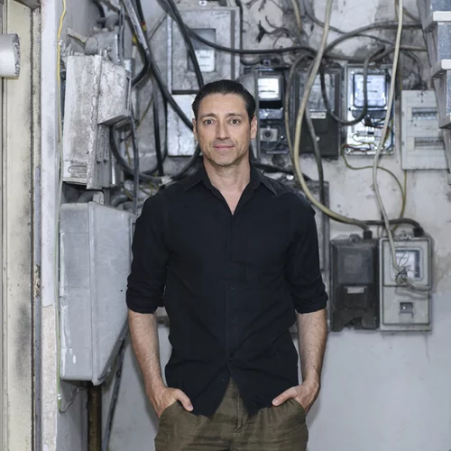 "Καμάρες": Το πολυμορφικό πείραμα του Ευριπίδη Λασκαρίδη στην Ελευσίνα