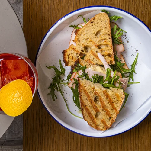 Proof Nanobakery: Προζυμένιο ψωμί, σάντουιτς και on tap cocktails στο κέντρο