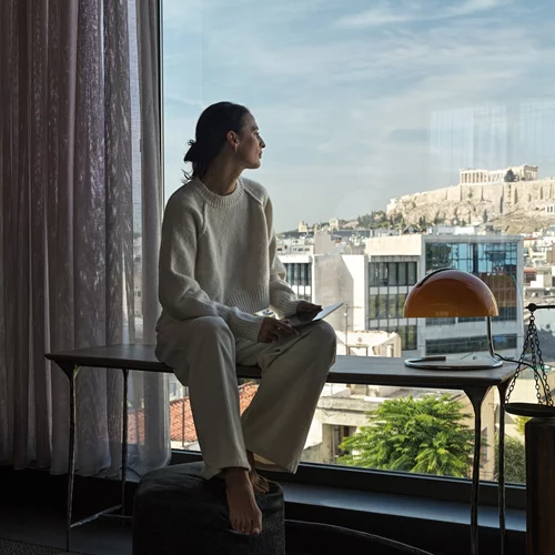 Στις σουίτες του ολοκαίνουργιου "Monastik" η τέταρτη όψη των δωματίων είναι η πόλη της Αθήνας