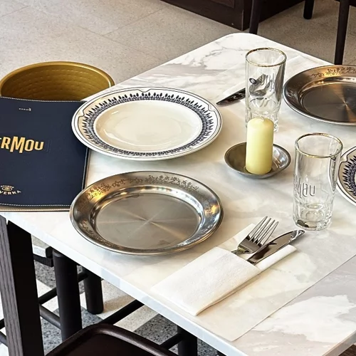 Η Ταβέρνα της Ερμού έρχεται και είναι ό,τι λέει το όνομά της