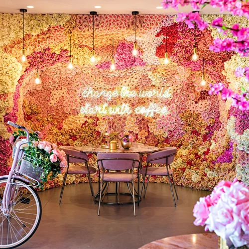 "Pink Dot café": Γιορτινές στιγμές μαγείας και γεύσεων στην καρδιά της Θεσσαλονίκης