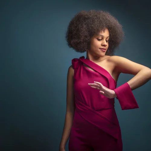 Monika Kabasele: Αφροφουτουρισμός αλά ελληνικά