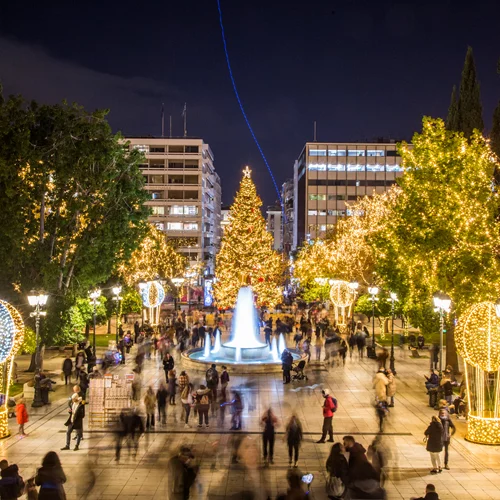 Η Αθήνα στα γιορτινά της: δείτε φωτογραφίες από το στολισμένο κέντρο της πόλης