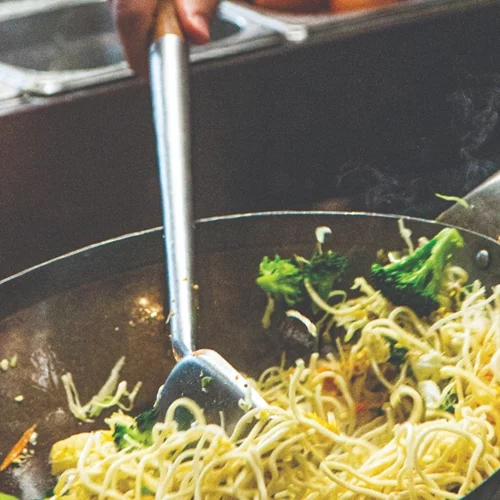 ''Street Wok'': Βόλτα στην Αθήνα με ένα red box στο χέρι