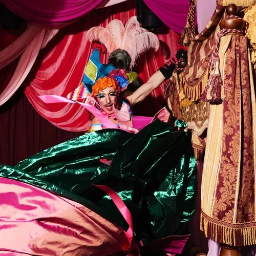 Μια New Year's Eve εξτραβαγκάντζα στο "Club Monamour"