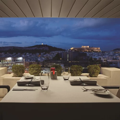 "Première": Εκεί που η State of the Art κουζίνα σερβίρεται με φόντο την Ακρόπολη