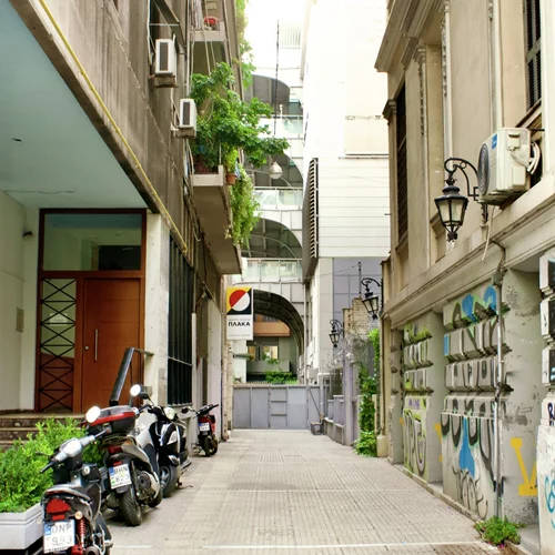 Αλμπέρ & Άσπα: Ένας δρόμος της Αθήνας και οι "Καραμπινιέροι" της Άσπας Στασινοπούλου.