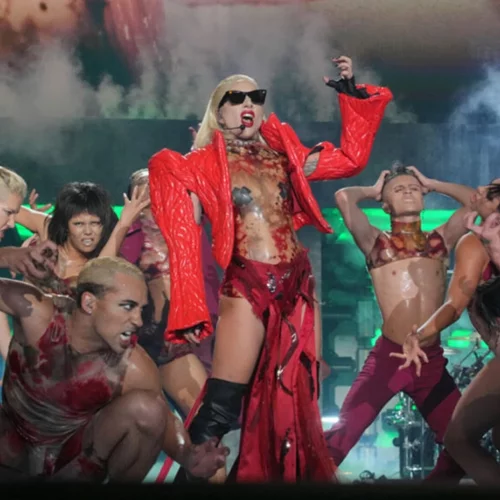 To "Gaga Chromatica Ball" της Lady Gaga παίζει δυνατά στο Vodafone TV