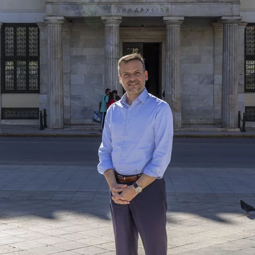 Ο Δήμαρχος Αθηναίων Χάρης Δούκας μιλά για το σχέδιο που θα αλλάξει την καθαριότητα της πόλης, τη στήριξη του ανεξάρτητου πολιτισμού, το zero food waste, τις κρήνες για δωρεάν νερό και τον υπερτουρισμό