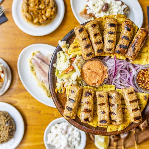 Παραδοσιακές γεύσεις, vegan κοπές και βραβευμένα εστιατόρια σε 5 στάσεις στα Εξάρχεια