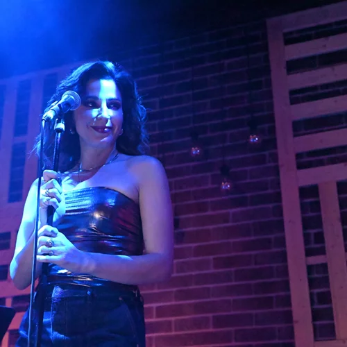 Η Κατερίνα Παπουτσάκη υποδέχεται το καλοκαίρι "Τραγουδιστά"