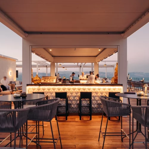 Vertigo στο "Angsana Corfu": To bar της Κέρκυρας με την πανοραμική θέα εγκαινιάζει τη θερινή σεζόν