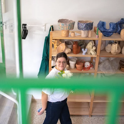 Τα χειροποιήτα κεραμικά του Bipolar Studio ενσαρκώνουν την Αθήνα σήμερα σε μορφή, υφή και περιεχόμενο με τον πιο πρωτόγονο τρόπο