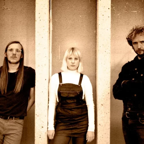 Το αγαπημένο τρίο των De Ambassade θα εμφανιστεί στην Death Disco