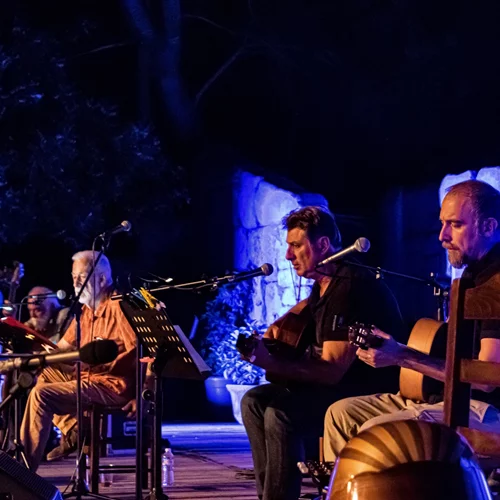 Δυναμική πρεμιέρα για τα Φ hill Sessions με το sold out των Χειμερινών Κολυμβητών