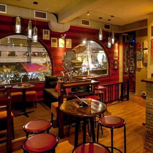 Στάση Μετρό Πανόρμου: Oυίσκι και rock ‘n’ roll ΄δίσκοι στο "Le Roi"