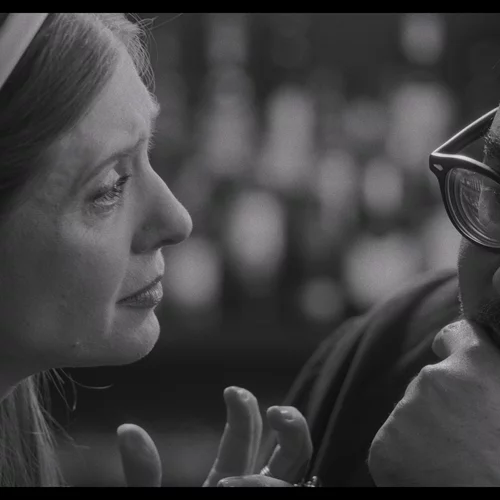 "Γελοίοι Έρωτες": Ο Δημήτρης Κατσιμίρης επιστρέφει με μια σπονδυλωτή κωμικοτραγική ματιά στον έρωτα