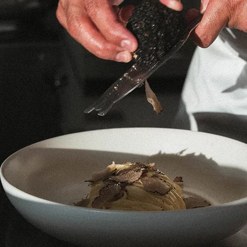 Η διεθνής "La Cantine du Faubourg" στη Μύκονο