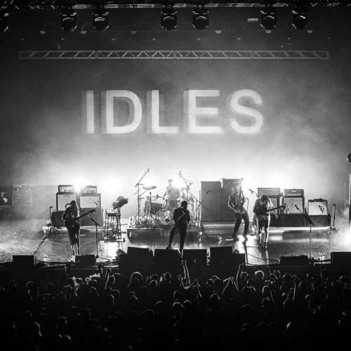 Οι εκρηκτικοί IDLES έρχονται για πρώτη φορά στην Αθήνα