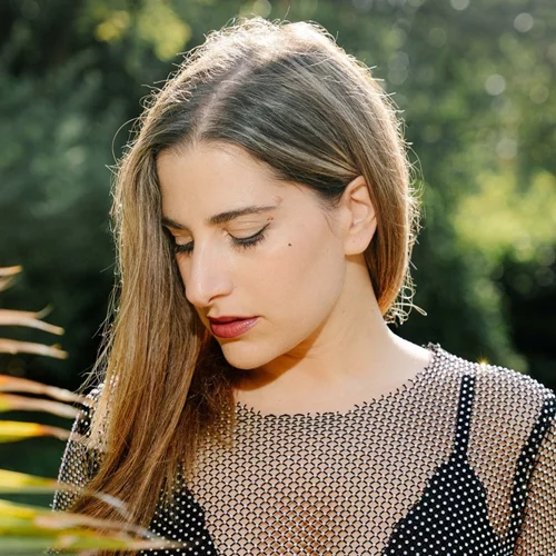 Η Άρτεμις Γρύμπλα, σεναριογράφος του Netflix top 10 "Είμαι η Τζο", κάνει τέχνη γύρω από το γυναικείο βίωμα