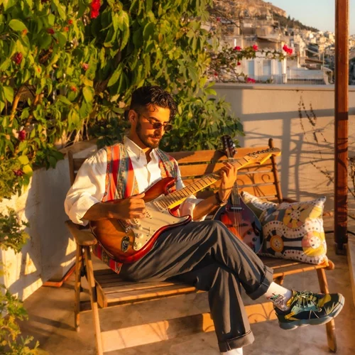 Papazó: "Θέλω η αμεσότητα του "μπαλκονιού" να διαπερνά το γυαλί της οθόνης"