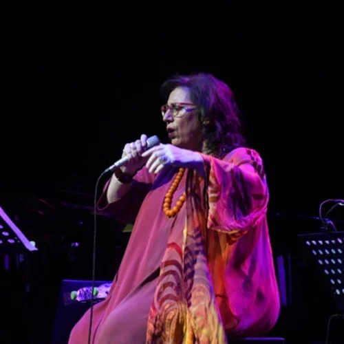 Η Μαρία Φαραντούρη τραγουδάει "60 χρόνια" στην ΕΡΤ3