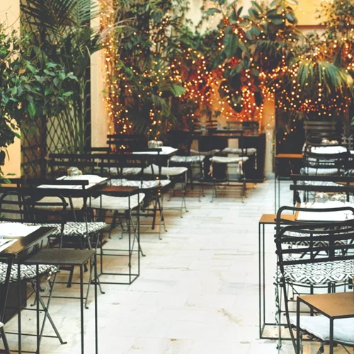 "Psyche Wine Bar": Μια κρυμμένη οινική όαση στη σκιά της Ερμού