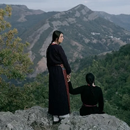 Η έκθεση φωτογραφίας "Spirits Unseen" εστιάζει στις διακρίσεις των δύο φύλων στην εργασία και την εκπαίδευση