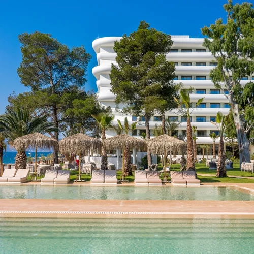 Isla Brown Corinthia: Η προσιτή πολυτέλεια που αλλάζει τα Σαββατοκύριακά μας
