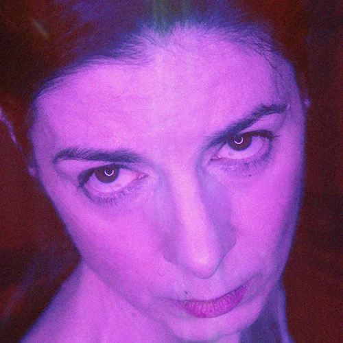 "Μάκιναλ": Ένα έργο για κάθε γυναίκα που ονειρεύεται την ελευθερία