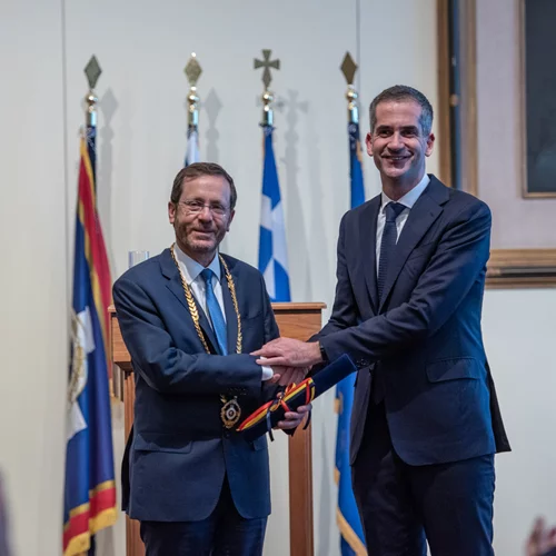 Χρυσό Μετάλλιο Αξίας της Πόλεως των Αθηνών παρέδωσε ο Κώστας Μπακογιάννης στον πρόεδρο του Ισραήλ
