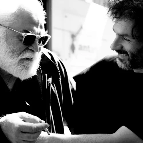 Ένα κόκκινο πουλί έχει κολλήσει στο παράθυρό σας