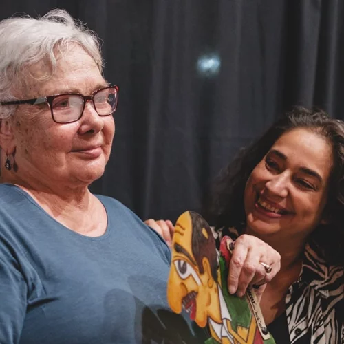 Η Ξένια Καλογεροπούλου εμπιστεύεται πρώτη φορά έργο της στο κουκλοθέατρο