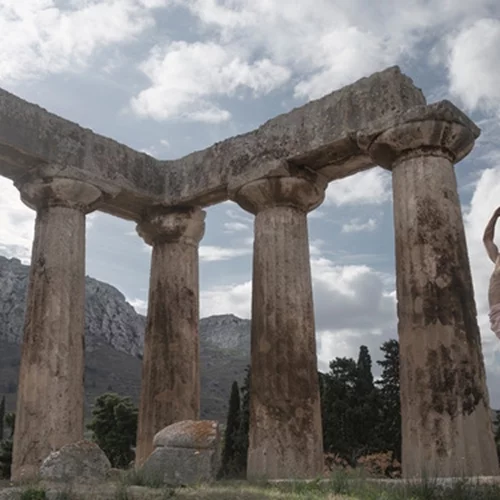 Μια φωτογραφική χορογραφία κάνει αναφορά στις μυθικές μορφές της Nelly’s