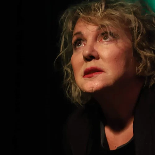 Η "Ζηνοβία η θεατρίνα" ζωντανεύει τον κόσμο των μπουλουκιών στη σκηνή