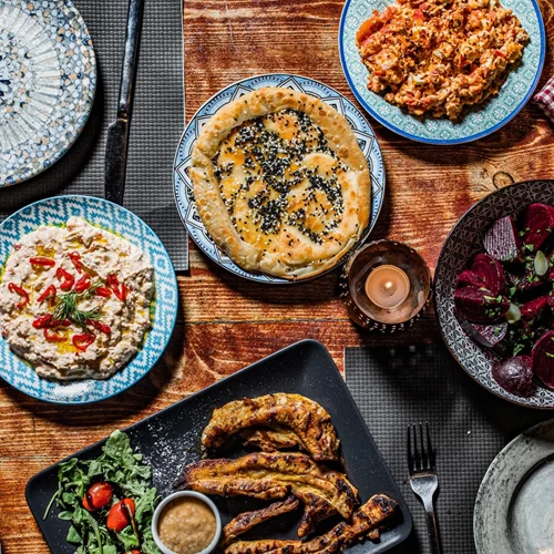 Αφιέρωμα "Budget Friendly Dining": Βγαίνουμε έξυπνα και γευστικά σε προσιτά εστιατόρια και ταβέρνες για κάθε διάθεση