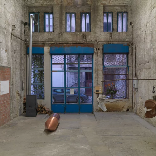 Οι πολλαπλές ερμηνείες του χώρου και η φθορά του χρόνου στην έκθεση "ανάβασις"