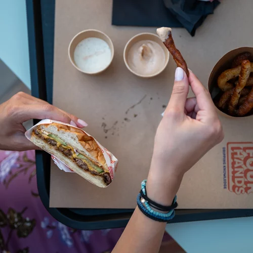 "4Hands": Το νέο smash burger της Αθήνας
