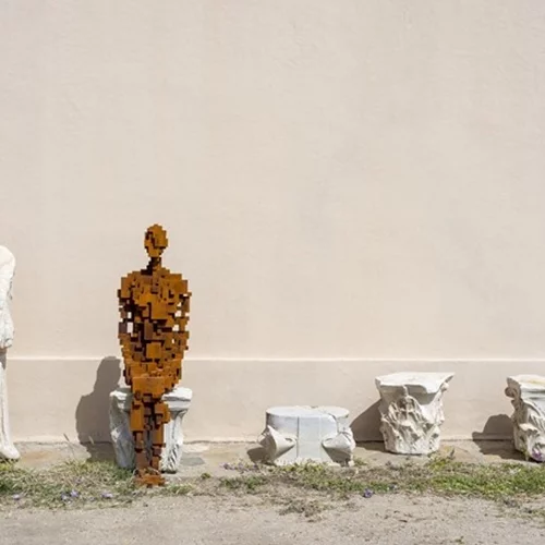 Γιατί ο Gormley στη Δήλο κι όχι ο Λάνθιμος στην Ακρόπολη;