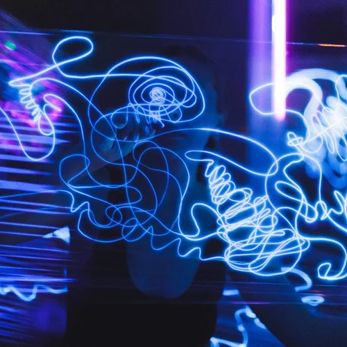 Μια ομαδική έκθεση δημιουργεί "Απο-Θήκες Μνήμης"